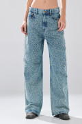 Jean loose azul medio con diseños localizados y bota recta
