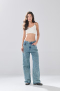 Jean loose azul medio con diseños localizados y bota recta
