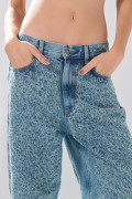 Jean loose azul medio con diseños localizados y bota recta
