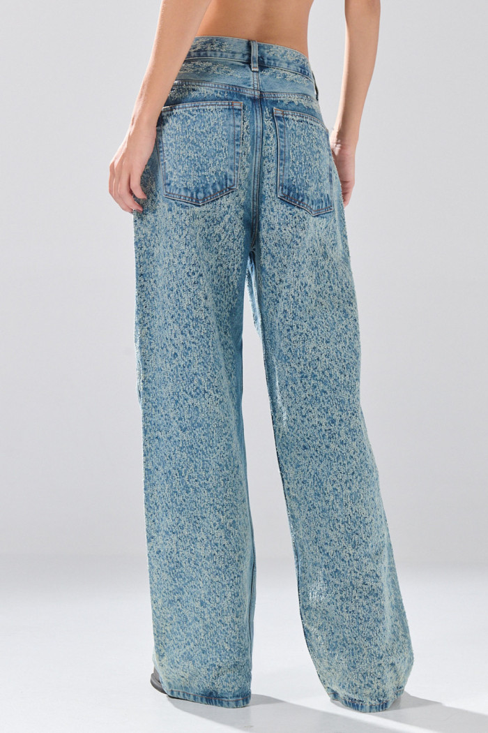 Jean loose azul medio con diseños localizados y bota recta
