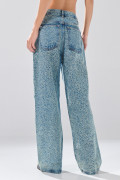 Jean loose azul medio con diseños localizados y bota recta
