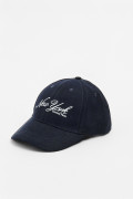 Gorra beisbolera en color azul, con refuerzo, cierre plástico y aplique bordado "New York".
