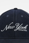 Gorra beisbolera en color azul, con refuerzo, cierre plástico y aplique bordado "New York".