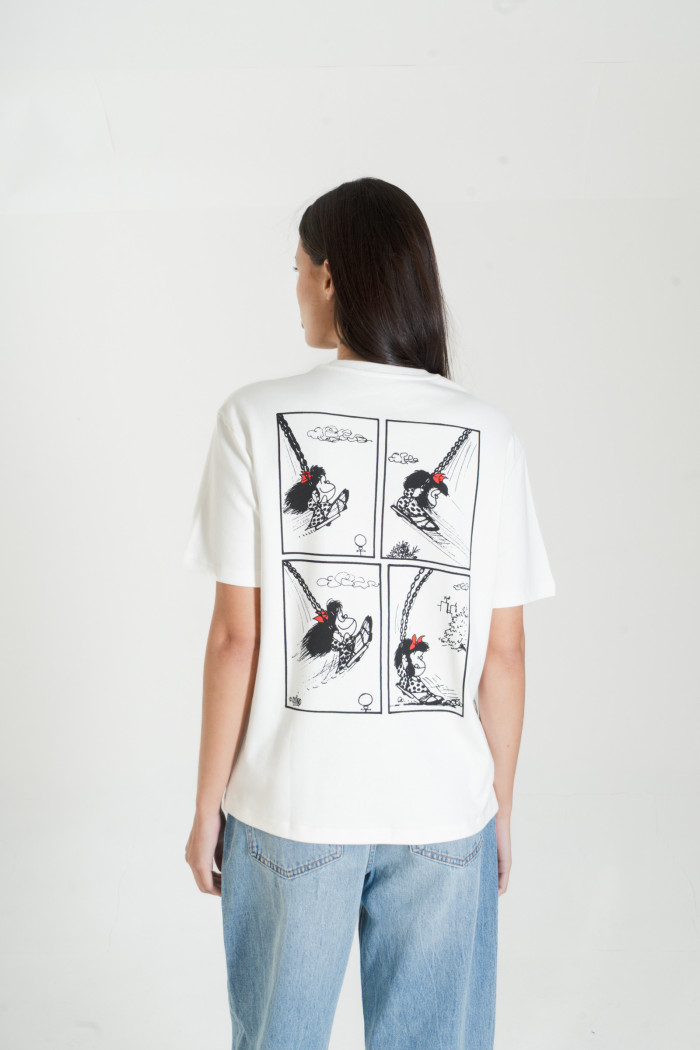 Camiseta cuello redondo crema con diseños de Mafalda
