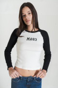 Camiseta crema manga ranglan larga con arte college
