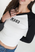 Camiseta crema manga ranglan larga con arte college
