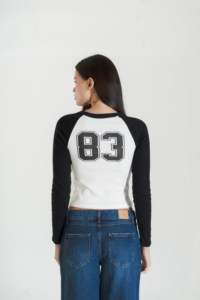 Camiseta crema manga ranglan larga con arte college
