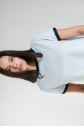 Camiseta manga corta azul clara con contrastes negros
