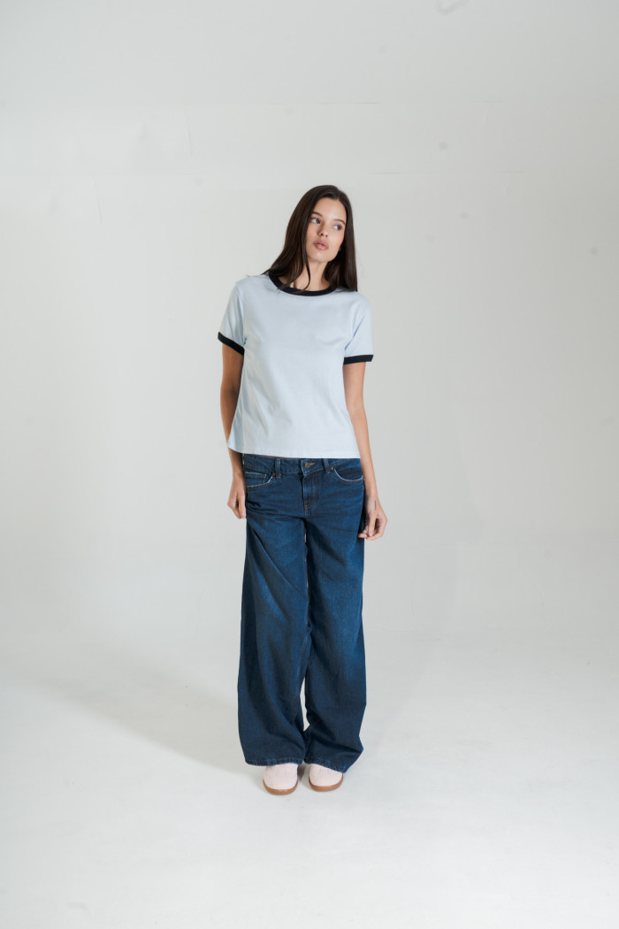 Camiseta manga corta azul clara con contrastes negros
