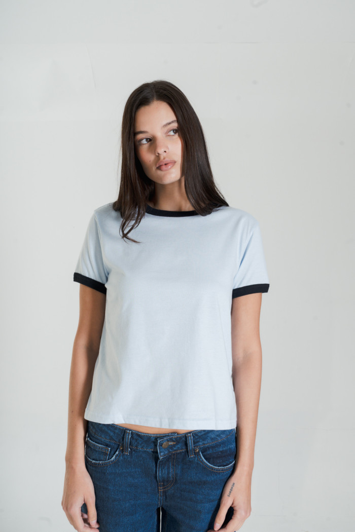 Camiseta manga corta azul clara con contrastes negros

