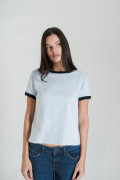 Camiseta manga corta azul clara con contrastes negros
