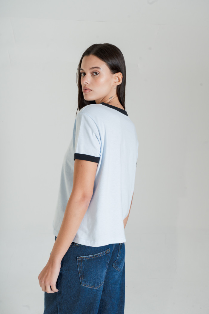 Camiseta manga corta azul clara con contrastes negros

