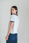 Camiseta manga corta azul clara con contrastes negros
