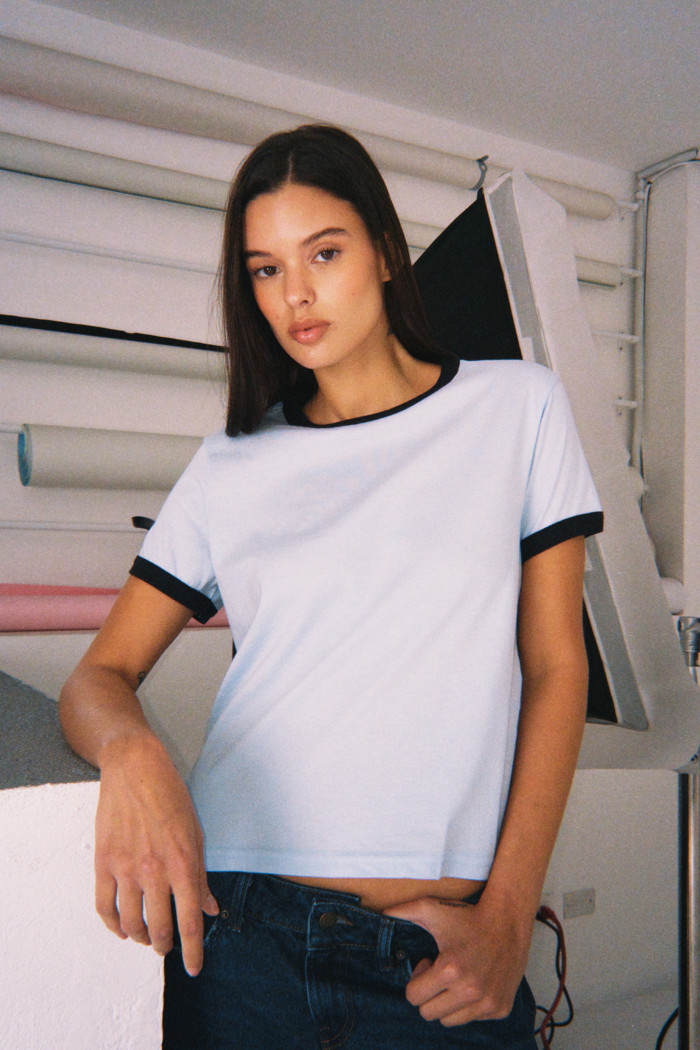 Camiseta manga corta azul clara con contrastes negros
