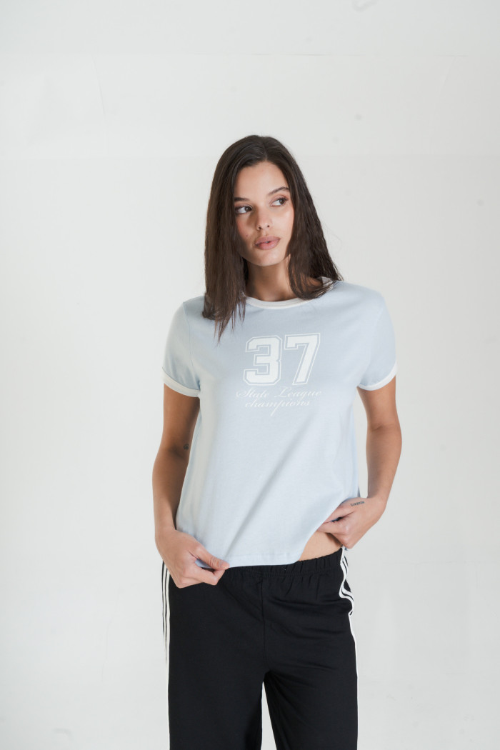 Camiseta manga corta college azul con contrastes blancos
