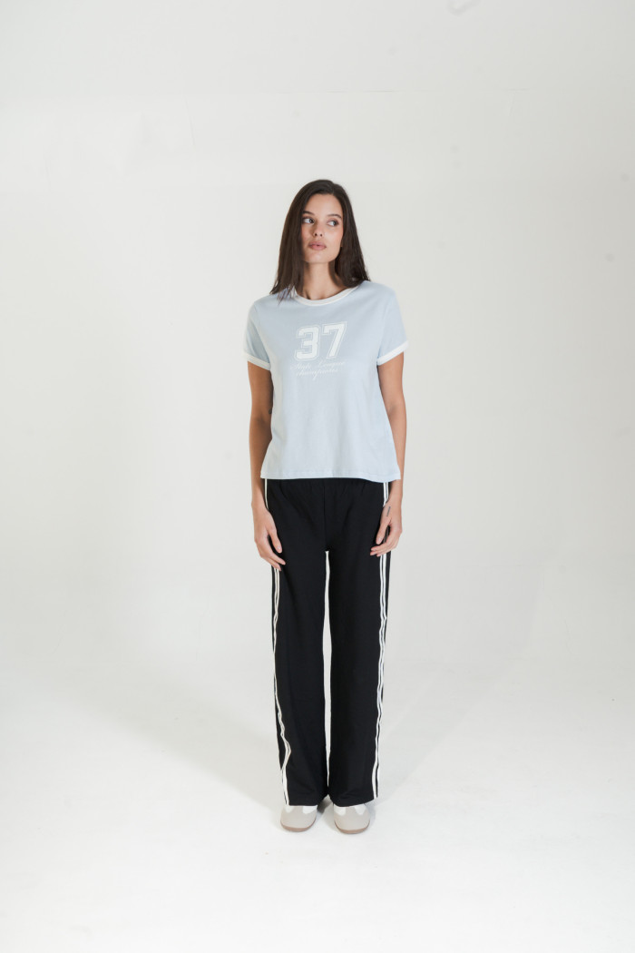 Camiseta manga corta college azul con contrastes blancos
