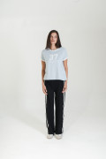 Camiseta manga corta college azul con contrastes blancos
