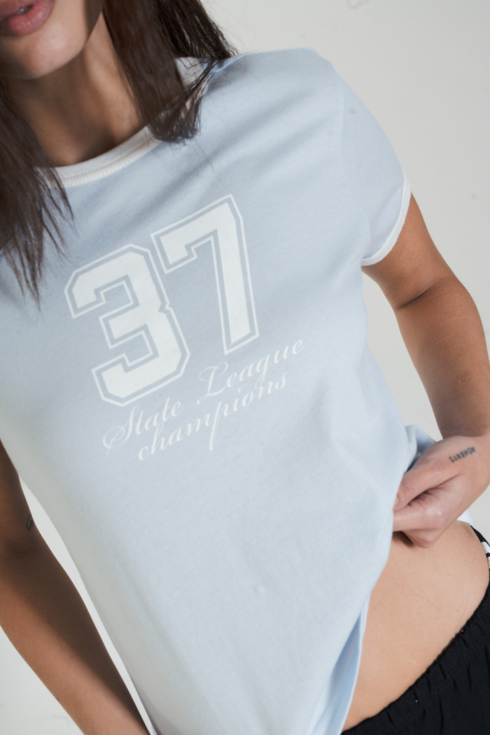 Camiseta manga corta college azul con contrastes blancos
