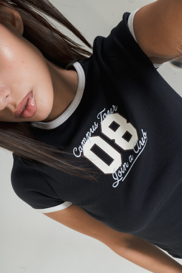 Camiseta ajustada azul college manga corta con contrastes
