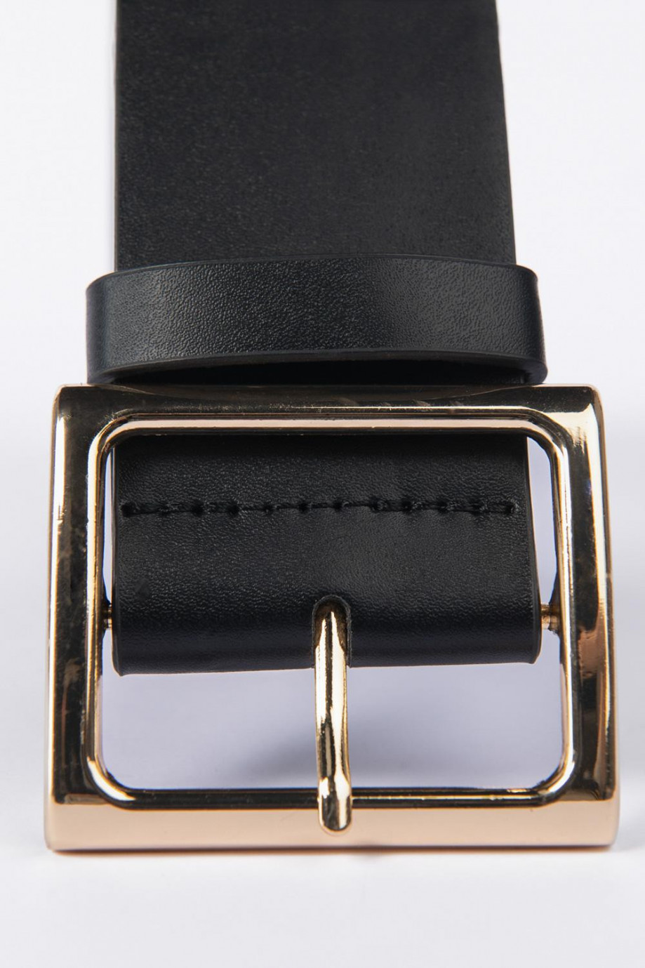 Cinturón negro con hebilla cuadrada y ojaletes metálicos