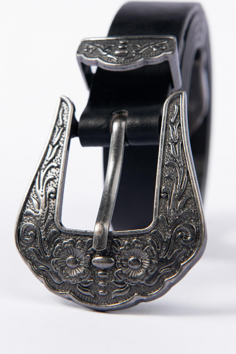 Cinturón negro con hebilla metálica con detalles grabados