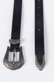 Cinturón negro con hebilla metálica con detalles grabados