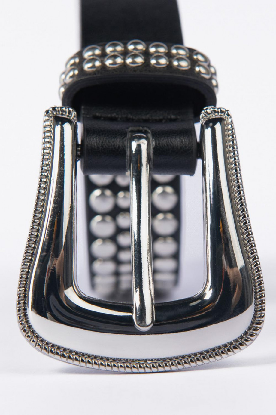 Cinturón sintético negro con hebilla cuadrada y taches decorativos