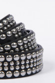 Cinturón sintético negro con hebilla cuadrada y taches decorativos