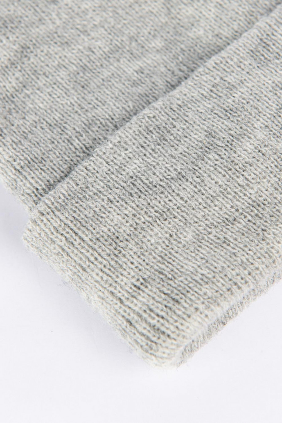 Gorro gris medio tejido con doblez ajustable y marquilla decorativa