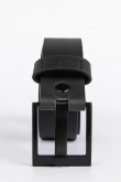 Cinturón sintético negro con hebilla metálica cuadrada