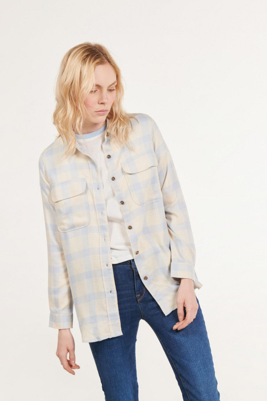 Blusa manga larga unicolor a cuadros con cuello camisero