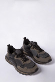 Tenis urbanos negros con detalles de material en contraste