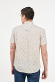 Camisa manga corta unicolor con figuras estampadas