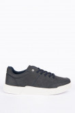 Tenis urbanos azul intenso con suelas planas en contraste