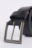 Cinturón negro con hebilla cuadrada y textura de perforaciones