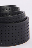 Cinturón negro con hebilla cuadrada y textura de perforaciones