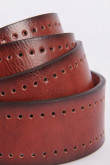 Cinturón café claro con textura de puntos y hebilla cuadrada