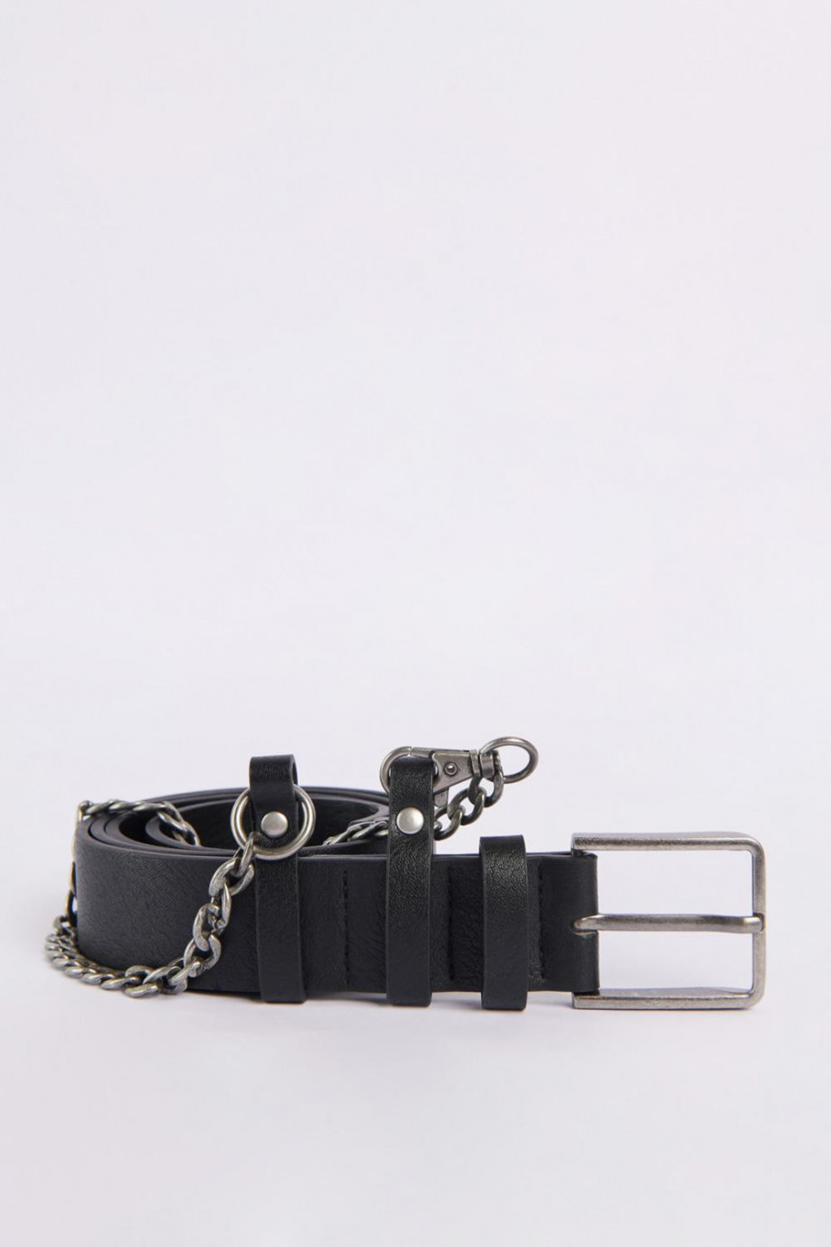Cinturón sintético negro con cadena y hebilla metálica