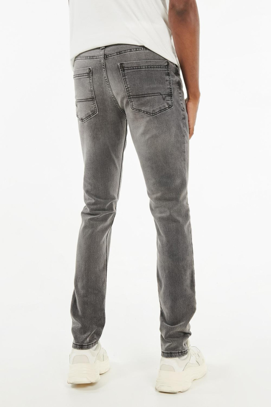 Jean gris oscuro tipo skinny con tiro alto y costuras en contraste