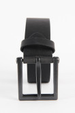 Cinturón negro de textura lisa con hebilla metálica cuadrada