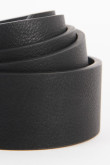 Cinturón negro de textura lisa con hebilla metálica cuadrada