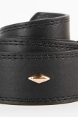 Cinturón negro ancho con hebilla y pasador metálicos