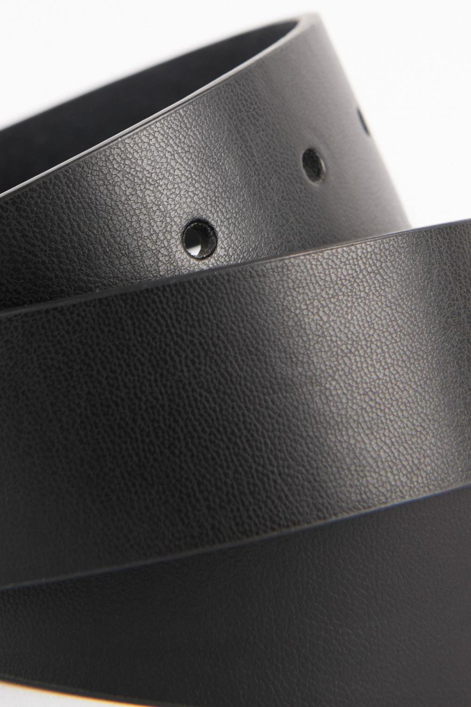 Cinturón sintético negro con hebilla metálica circular