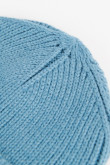 Gorro azul claro tejido con doblez ajustable