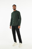 Camisa cuello mao unicolor con mini bordado en el pecho