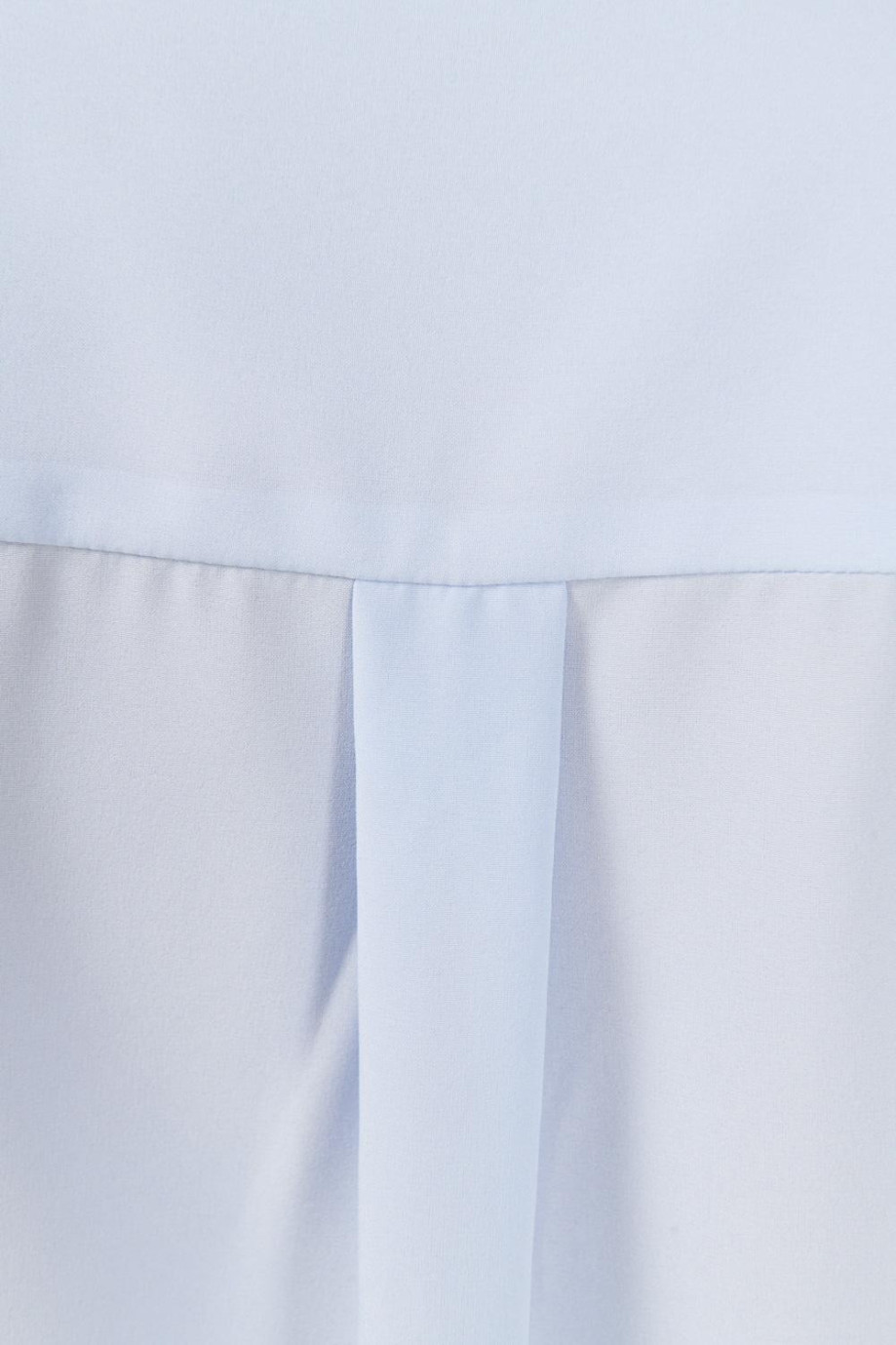 Blusa manga corta azul claro con prense en la espalda