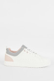 Tenis urbanos blancos con contrastes de color y suelas planas