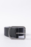 Cinturón liso negro con hebilla cuadrada metálica