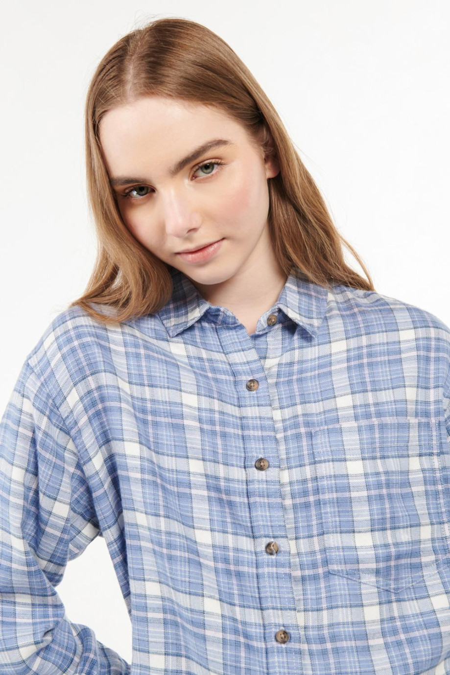 Blusa unicolor con estampado de cuadros y manga larga