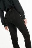 Jean negro con efecto push up y pretina ancha de doble botón